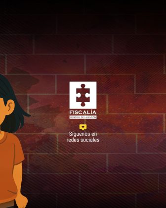 La imagen presenta el cierre de una pieza informativa o campaña institucional de la Fiscalía General de la Nación de Colombia. En el centro se destaca el logotipo oficial de la entidad, acompañado del texto: Síguenos en redes sociales El fondo muestra un muro de ladrillo con tonos oscuros y rojizos, manteniendo la coherencia visual con las imágenes anteriores de la serie. A la izquierda se observa parcialmente la figura de una persona ilustrada, que parece ser la misma protagonista de la campaña, lo que aporta continuidad narrativa.