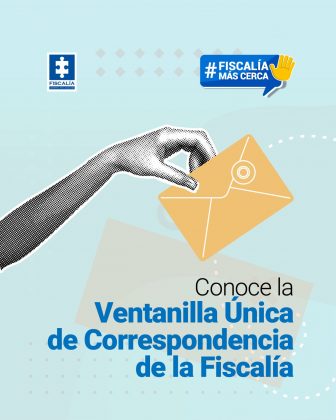 La imagen tiene un diseño gráfico institucional y moderno, con los siguientes elementos visuales y textuales: 🔹 Parte gráfica: Fondo: de color azul claro, con figuras geométricas suaves (rombos y líneas curvas) que aportan dinamismo. Elemento principal: una mano estilizada en blanco y negro con efecto de puntos (estilo halftone) que sostiene un sobre color amarillo mostaza, representando el envío o recepción de correspondencia. Detalles decorativos: líneas punteadas blancas que simbolizan el movimiento del sobre, dando una sensación de flujo o trámite. Logos institucionales: En la parte superior izquierda, el logotipo de la Fiscalía General de la Nación (un rompecabezas blanco sobre fondo azul con la palabra “FISCALÍA” debajo). En la parte superior derecha, un ícono con el texto “#FiscalíaMásCerca” en una burbuja azul, acompañado de una mano amarilla levantada (símbolo de cercanía y atención ciudadana). 🔹 Textos literales: En la parte central-inferior se lee: “Conoce la Ventanilla Única de Correspondencia de la Fiscalía”