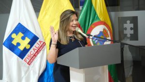En la foto aparece la Fiscal General Luz Adriana Camargo. detrás de ella la bandera de la Fiscalía, la de Buga y la de Colombia.
