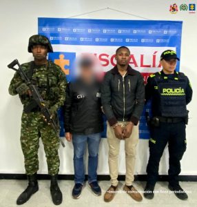 En la fotografía se encuentran cuatro personas entre ellas el capturado, funcionarios del CTI, Ejército y Policía.