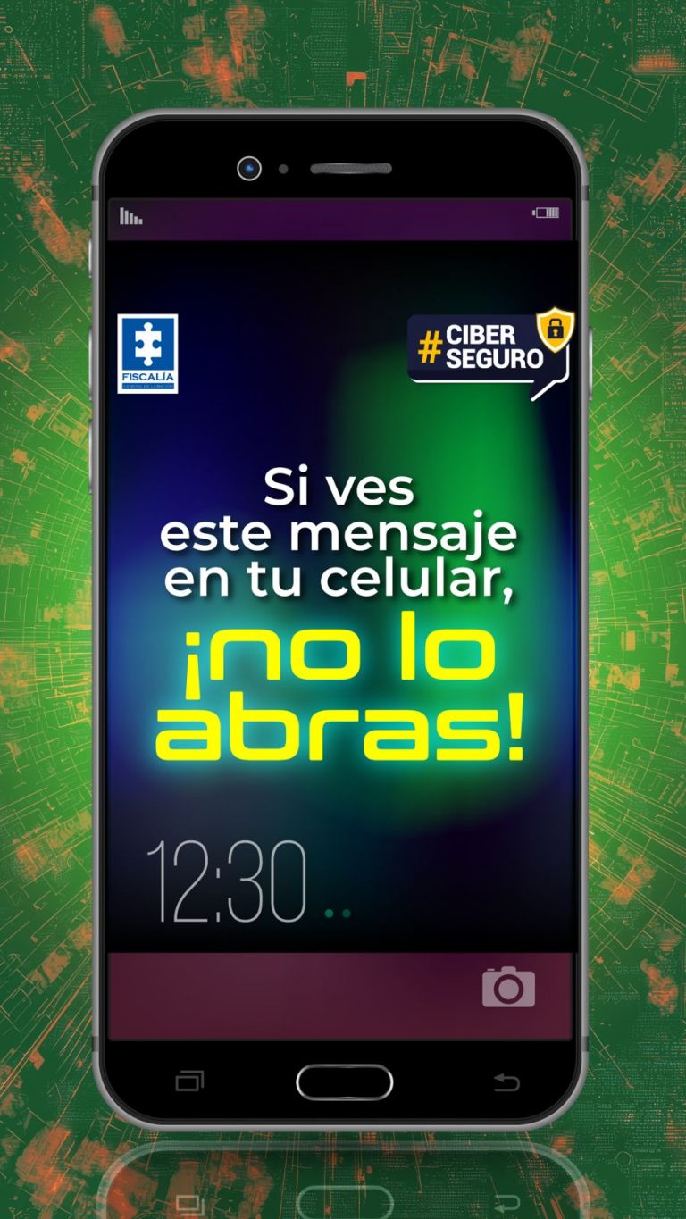 En la imagen se muestra la ilustración de un teléfono móvil sobre un fondo verde con trazos que simulan circuitos tecnológicos. En la pantalla del dispositivo aparece un mensaje en letras grandes que dice: “Si ves este mensaje en tu celular, ¡no lo abras!” En la parte superior se observa el logo de la Fiscalía General de la Nación y la etiqueta #CiberSeguro, acompañada de un ícono de candado, que refuerza la idea de seguridad digital. La imagen hace parte de una campaña de prevención que advierte a los usuarios sobre los riesgos de abrir mensajes sospechosos o enlaces fraudulentos que pueden comprometer la seguridad de sus dispositivos móviles.