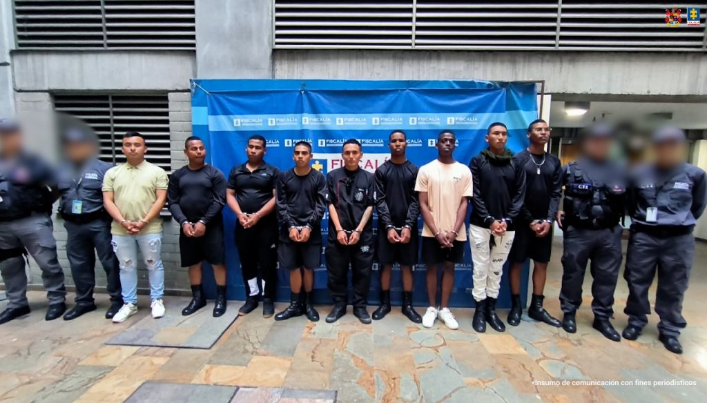 En la imagen se ven a nueve hombre capturados junto a cuatro uniformados del Cuerpo Técnico de Investigación.