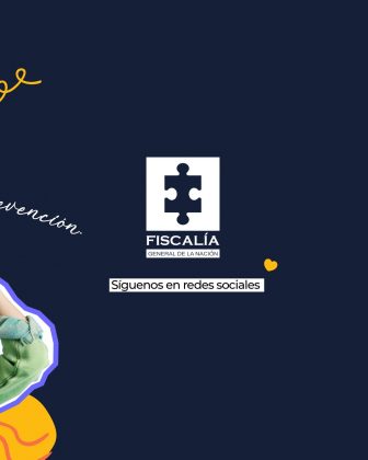 La imagen tiene un fondo azul oscuro y est&aacute; dise&ntilde;ada con un estilo institucional y elementos gr&aacute;ficos en colores vivos (amarillo y morado). En el centro se encuentra el logotipo de la Fiscal&iacute;a General de la Naci&oacute;n, acompa&ntilde;ado por la frase: &ldquo;S&iacute;guenos en redes sociales&rdquo; en un recuadro blanco. Alrededor del dise&ntilde;o hay detalles decorativos como l&iacute;neas curvas y figuras abstractas en tonos c&aacute;lidos y fr&iacute;os, que aportan dinamismo. El mensaje invita a seguir las redes sociales oficiales de la entidad, reforzando la idea de comunicaci&oacute;n y cercan&iacute;a con la ciudadan&iacute;a.