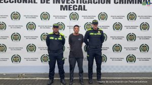 En la fotografía se encuentran tres personas dos de ellas uniformados de la policía junto al capturado.