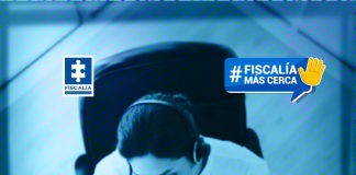 Servicios que presta el Centro de Contacto de la Fiscalía La imagen muestra a una mujer usando diadema telefónica, vista desde arriba, sentada en una silla de oficina. En la parte superior izquierda aparece el logo de la Fiscalía, y en la parte superior derecha un ícono con la frase “#FISCALÍA MÁS CERCA”. En el centro se encuentra el texto principal. Texto literal incluido en la imagen: FISCALÍA (logo) #FISCALÍA MÁS CERCA Servicios que presta el Centro de Contacto de la Fiscalía