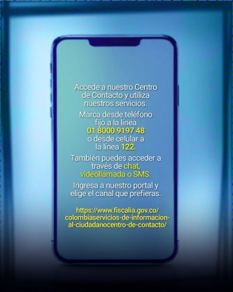La imagen muestra la ilustración de un teléfono móvil en vista frontal. Sobre la pantalla aparece texto informativo con instrucciones de contacto de la Fiscalía.