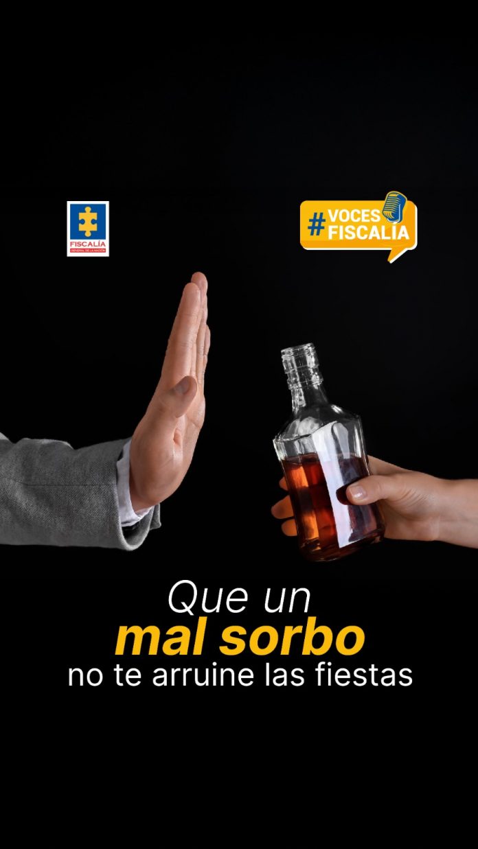Chart Gpt 3 dijo: En la imagen se observa un fondo completamente negro sobre el que destacan dos manos: — A la izquierda, una mano levantada con la palma extendida en señal de rechazo. — A la derecha, una mano que sostiene una botella transparente con licor y que parece estar ofreciéndola. En la parte inferior aparece el mensaje: “Que un mal sorbo no te arruine las fiestas”, destacando en amarillo las palabras mal sorbo. En las esquinas superiores se ven los logos institucionales: — A la izquierda, el de la Fiscalía General de la Nación. — A la derecha, el sello de #VocesFiscalía en un globo amarillo con un micrófono.