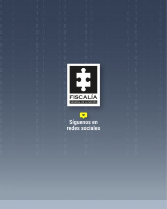 La imagen muestra un dise&ntilde;o institucional con fondo oscuro y un patr&oacute;n de n&uacute;meros binarios (0 y 1), que refuerza la tem&aacute;tica digital. En el centro aparece el logo de la Fiscal&iacute;a General de la Naci&oacute;n, representado por una pieza de rompecabezas blanca sobre fondo negro, acompa&ntilde;ado del texto &ldquo;FISCAL&Iacute;A GENERAL DE LA NACI&Oacute;N&rdquo;. Debajo del logo, en letras blancas, se encuentra el mensaje: &ldquo;S&iacute;guenos en redes sociales&rdquo;, resaltado con un peque&ntilde;o &iacute;cono amarillo en forma de globo de di&aacute;logo, lo que sugiere la invitaci&oacute;n a seguir las cuentas oficiales en plataformas digitales.