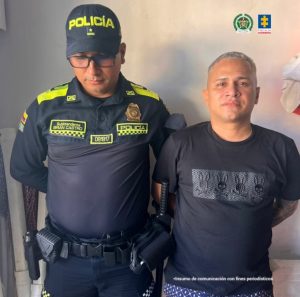 En la fotografía se encuentran el capturado acompañado de un uniformado de la Policía Nacional. 