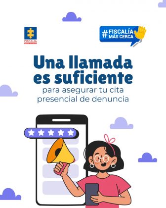 En el centro aparece el mensaje principal en letras grandes y azules: &ldquo;Una llamada es suficiente&rdquo;, seguido del texto &ldquo;para asegurar tu cita presencial de denuncia&rdquo;. En la parte superior izquierda se observa el logo de la Fiscal&iacute;a, y en la parte superior derecha un distintivo que dice &ldquo;#Fiscal&iacute;a M&aacute;s Cerca&rdquo; acompa&ntilde;ado de un &iacute;cono de una mano levantada, lo que transmite cercan&iacute;a y atenci&oacute;n al ciudadano. En la parte inferior se muestra una ilustraci&oacute;n: una mujer joven con gafas y un lazo en el cabello, sosteniendo un tel&eacute;fono m&oacute;vil en una mano y un meg&aacute;fono en la otra. Detr&aacute;s de ella aparece la silueta de un celular grande, con una fila de estrellas en la pantalla, lo que sugiere valoraci&oacute;n positiva del servicio o atenci&oacute;n. El fondo es claro, con peque&ntilde;as nubes decorativas en tonos morados, que aportan un estilo amable y accesible.