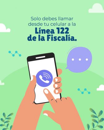 La imagen es un afiche informativo de la Fiscal&iacute;a General de la Naci&oacute;n con un fondo verde claro que transmite tranquilidad y accesibilidad. En la parte superior se lee el mensaje principal en letras azules: &ldquo;Solo debes llamar desde tu celular a la L&iacute;nea 122 de la Fiscal&iacute;a.&rdquo; La frase resalta especialmente el n&uacute;mero 122, que aparece en un tama&ntilde;o mayor y en un tono de azul m&aacute;s intenso para llamar la atenci&oacute;n. En el centro de la imagen se observa una ilustraci&oacute;n de dos manos sosteniendo un tel&eacute;fono celular. En la pantalla del dispositivo aparece el &iacute;cono de una llamada telef&oacute;nica en color morado, y un dedo est&aacute; a punto de presionarlo, lo que refuerza la acci&oacute;n de llamar como un proceso sencillo e inmediato. A la derecha del celular hay un globo de conversaci&oacute;n con tres puntos, que simboliza la comunicaci&oacute;n o la atenci&oacute;n al ciudadano. Como elementos decorativos, el fondo incluye peque&ntilde;as nubes y figuras abstractas en tonos azules y verdes, dando un estilo moderno, amigable y cercano.