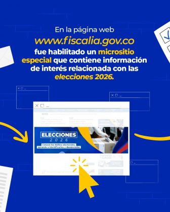 Imagen con fondo azul. En el centro superior se lee el texto: &ldquo;En la p&aacute;gina web www.fiscalia.gov.co fue habilitado un micrositio especial que contiene informaci&oacute;n de inter&eacute;s relacionada con las elecciones 2026.&rdquo; Las palabras &ldquo;www.fiscalia.gov.co&rdquo;, &ldquo;micrositio especial&rdquo; y &ldquo;elecciones 2026&rdquo; est&aacute;n resaltadas en color amarillo, mientras el resto del texto est&aacute; en color blanco. En la parte inferior central se observa una captura ilustrada de una p&aacute;gina web. Dentro de esta imagen aparece un banner con el texto &ldquo;ELECCIONES 2026&rdquo; y la frase &ldquo;Conoce los delitos electorales, aprende a identificarlos y denunciarlos&rdquo;. Alrededor de la captura se distribuyen elementos gr&aacute;ficos decorativos: flechas curvas amarillas apuntando hacia la imagen central, &iacute;conos de ventanas de navegador, sobres blancos y hojas de papel ilustradas. La composici&oacute;n utiliza una paleta de colores azul, blanco y amarillo, con un dise&ntilde;o gr&aacute;fico institucional y tipograf&iacute;a clara.