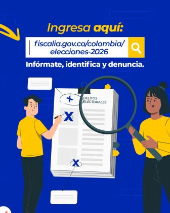 Imagen con fondo azul. En la parte superior central aparece el texto en color amarillo &ldquo;Ingresa aqu&iacute;:&rdquo;. Debajo se muestra una barra blanca similar a un buscador con el enlace &ldquo;fiscalia.gov.co/colombia/elecciones-2026&rdquo; en letras azules y un &iacute;cono de lupa en color amarillo al extremo derecho. Debajo del enlace se lee en letras blancas: &ldquo;Inf&oacute;rmate, identifica y denuncia.&rdquo; En la parte inferior central se observa una ilustraci&oacute;n de un documento titulado &ldquo;DELITOS ELECTORALES&rdquo;, sujetado con un clip. Sobre el documento hay varias marcas en forma de &ldquo;X&rdquo; azules y un s&iacute;mbolo de suma. Una lupa ampl&iacute;a parte del contenido del documento. A los lados del documento aparecen dos personas ilustradas, una a la izquierda se&ntilde;alando el documento con un marcador y otra a la derecha sosteniendo la lupa. Ambas visten camisetas amarillas. En el fondo y alrededor se incluyen elementos gr&aacute;ficos decorativos como flechas amarillas, cuadros de texto y l&iacute;neas sutiles. La imagen utiliza una paleta de colores azul, blanco y amarillo, con ilustraciones planas y dise&ntilde;o institucional.