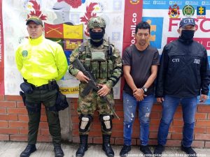 El procesado se encuentran esposado y en custodia por un servidor del Cuerpo Técnico de Investigación CTI, Ejército y Policía Nacional.