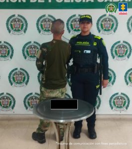 En la fotografía está el procesado de espalda con un servidor de la Policía Nacional.