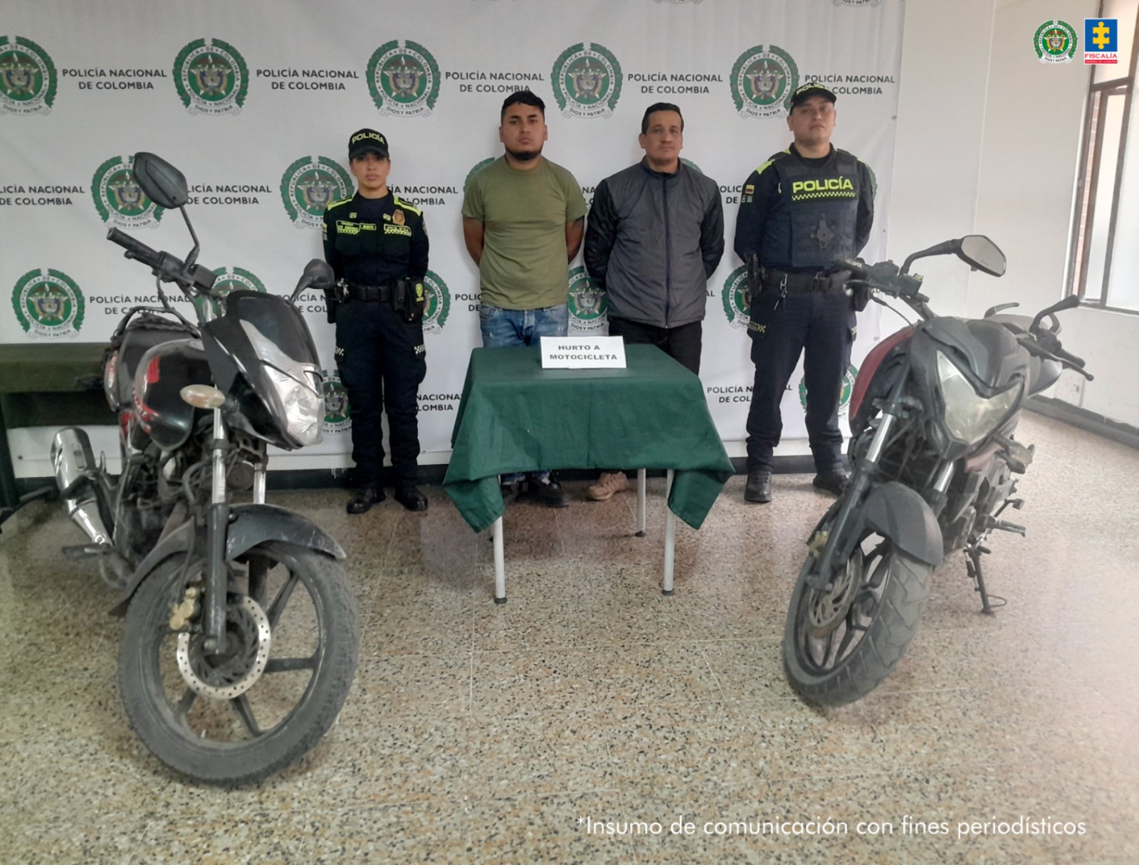 Los capturados aparecen en el centro de la imagen, rodeados de miembros de la policía. A los costados pueden verse dos motocicletas. 