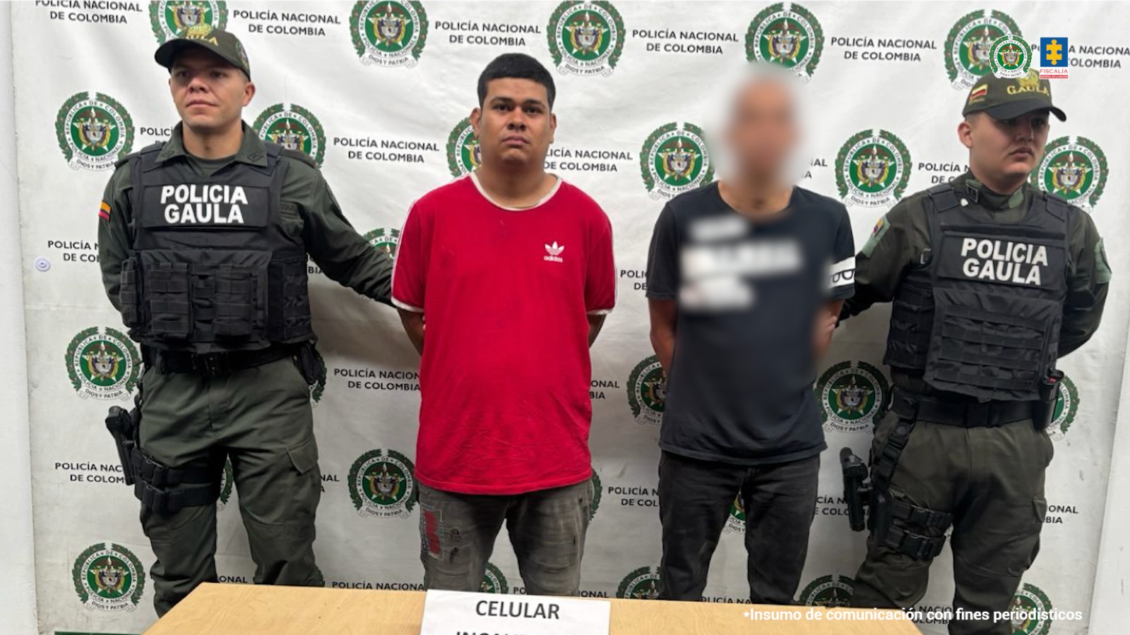 En la imagen está el procesado con dos servidores del Gaula de la Policía Nacional.