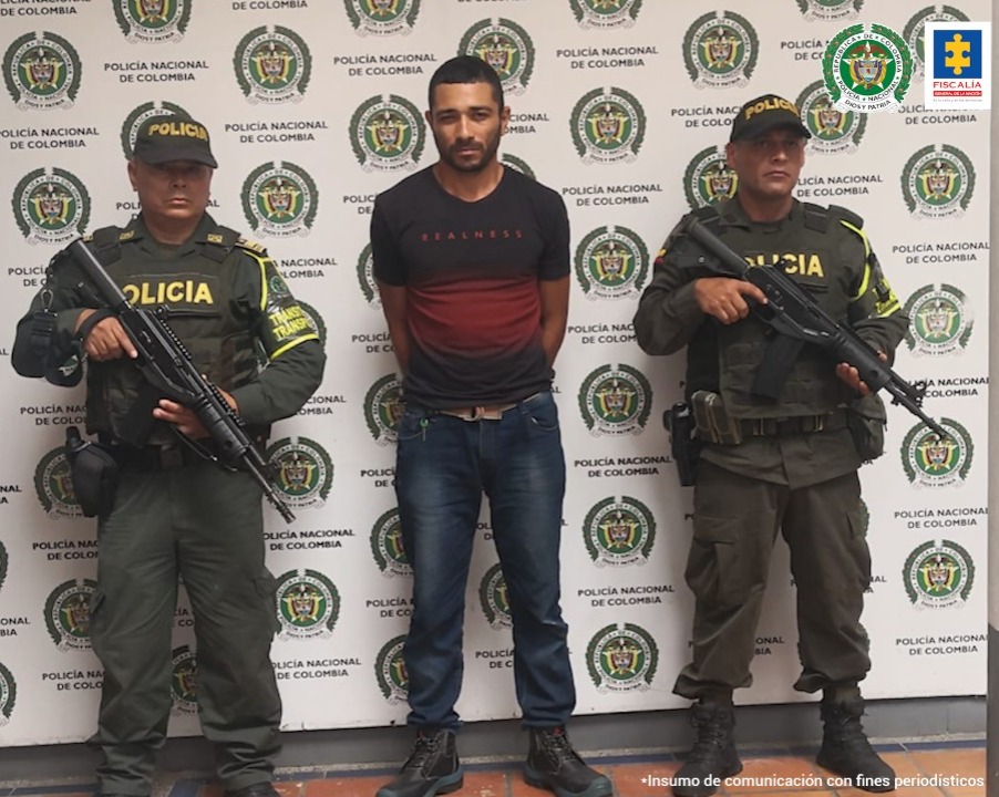 En la imagen se aprecia una persona capturada entre dos policías.