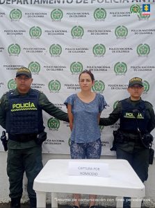 En la imagen está la procesada con dos servidores de la Policía Nacional a los lados