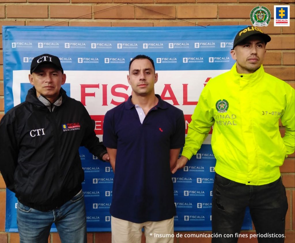 En la fotografía está el procesado con un servidor de la Policía Nacional y un servidor del CTI a cada lado