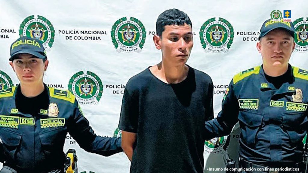 En la imagen está el condenado en medio de una pareja de Policías
