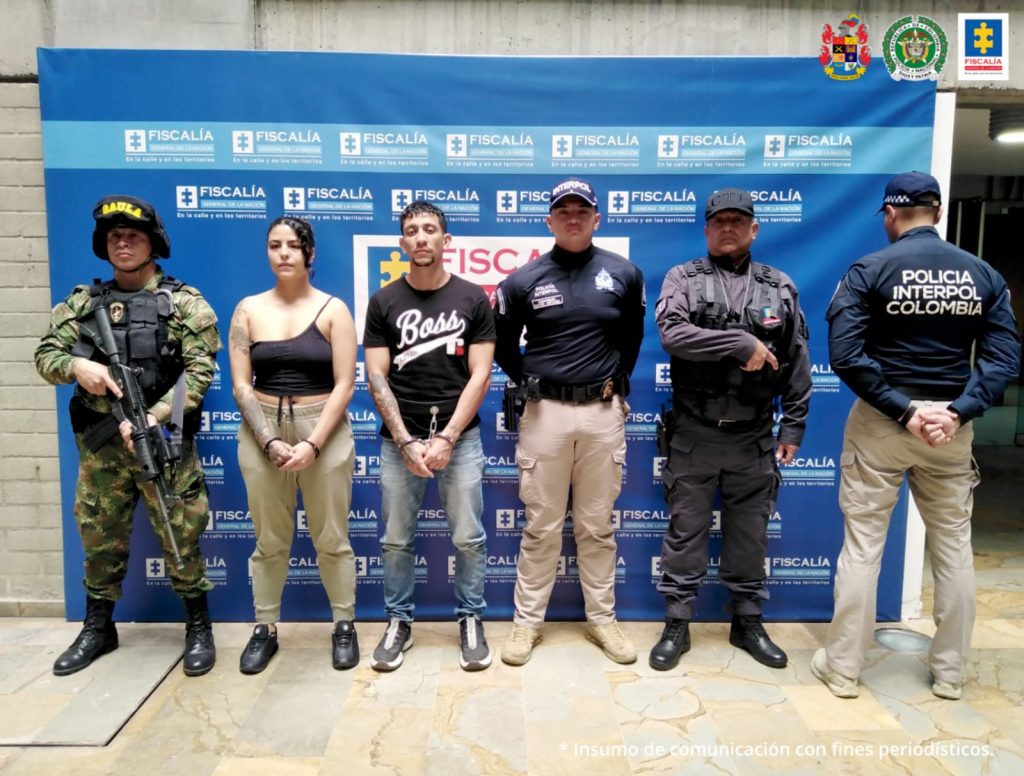 En la fotografían están los dos procesados con servidores del CTI, El Ejército Nacional y la Interpol