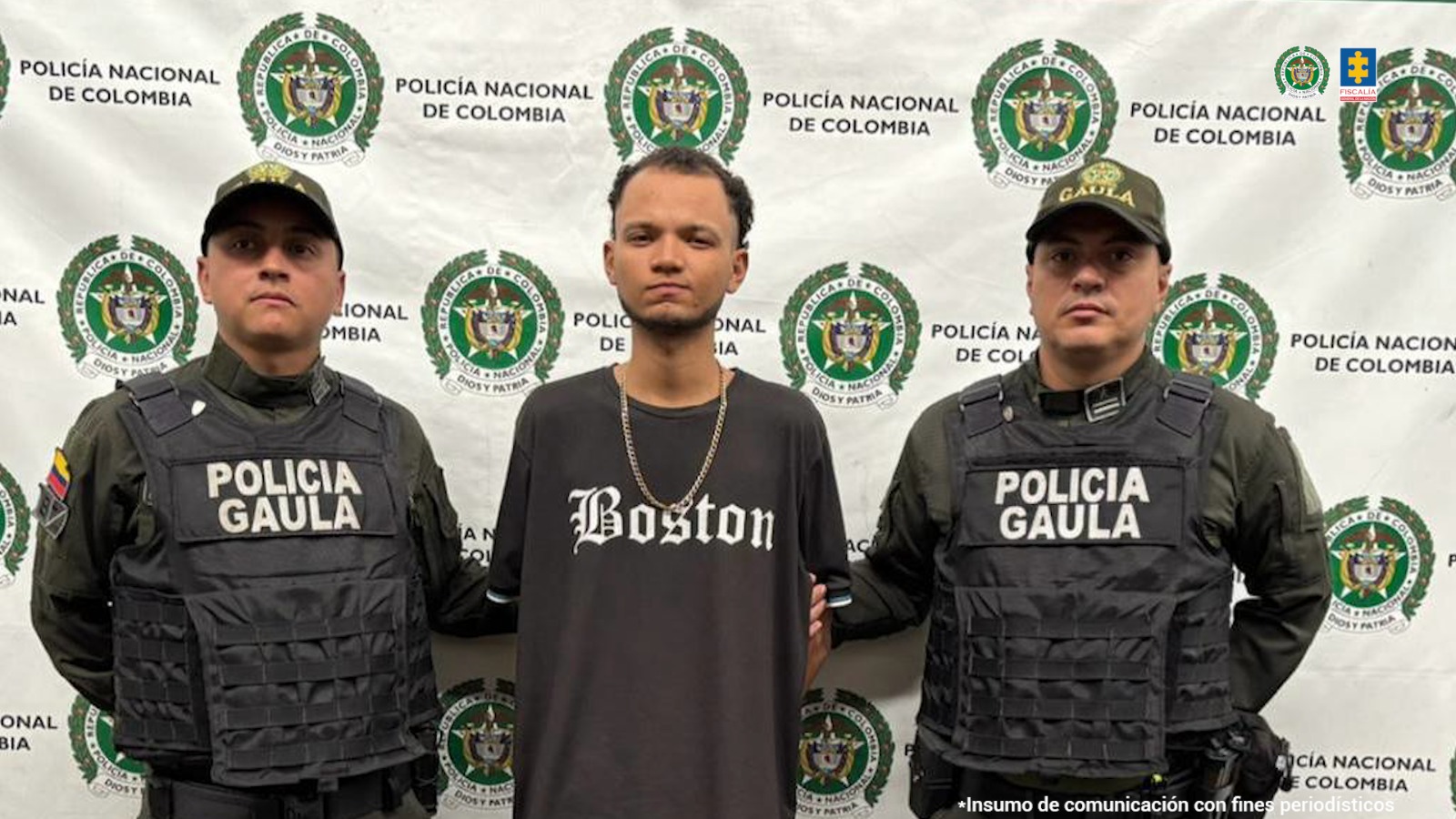 En la fotografía está el investigado de medio cuerpo con dos policías adscritos al Gaula.