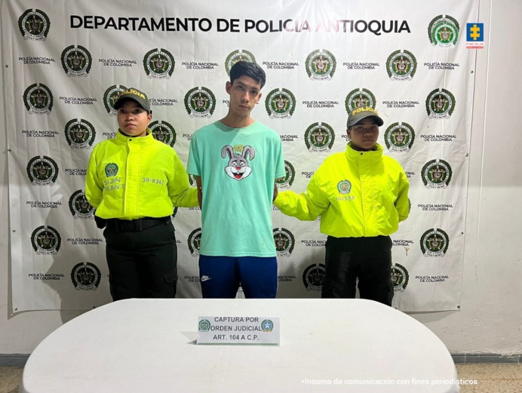En la imagen aparece el extranjero en medio de 2 investigadores de la Sijín de la Policía