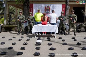 Se visualiza a los capturados de espaldas, junto a uniformados del Ejército y Policía Nacional.