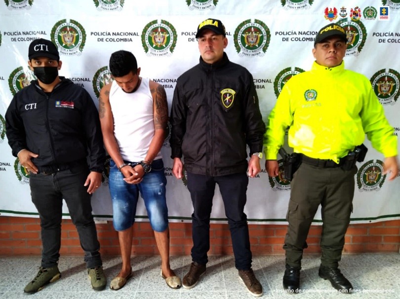 En la fotografía aparece el capturado junto a dos uniformados de la Policía Nacional e investigador del CTI