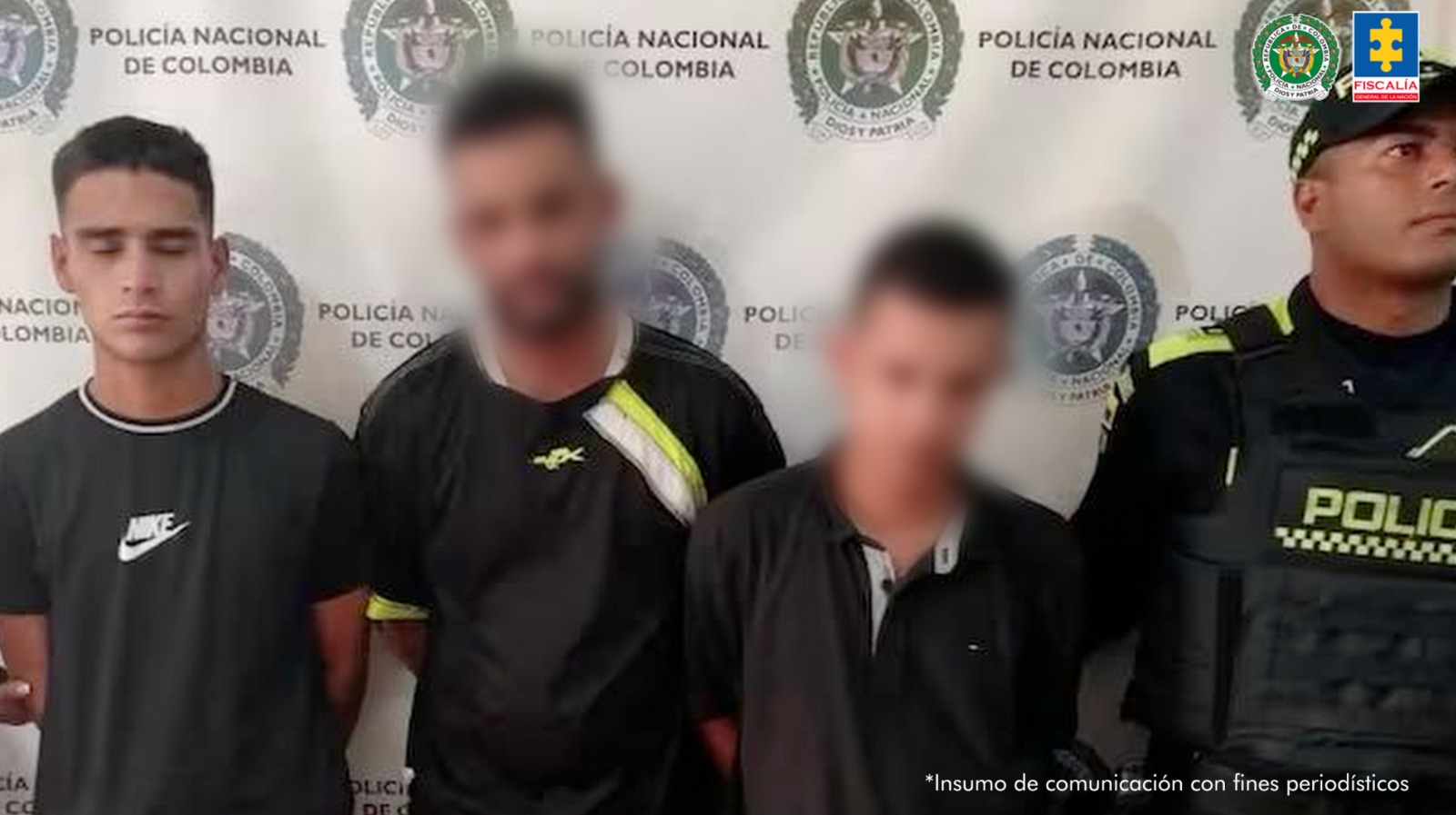 En la imagen se ven cuatro personas, una de ellas uniformado de la Policía. Dos personas aparecen con los rostros difuminados, pero a la otra se le ve el rostro y ese es el hombre capturado. Al fondo puede verse un banner de la Policía.