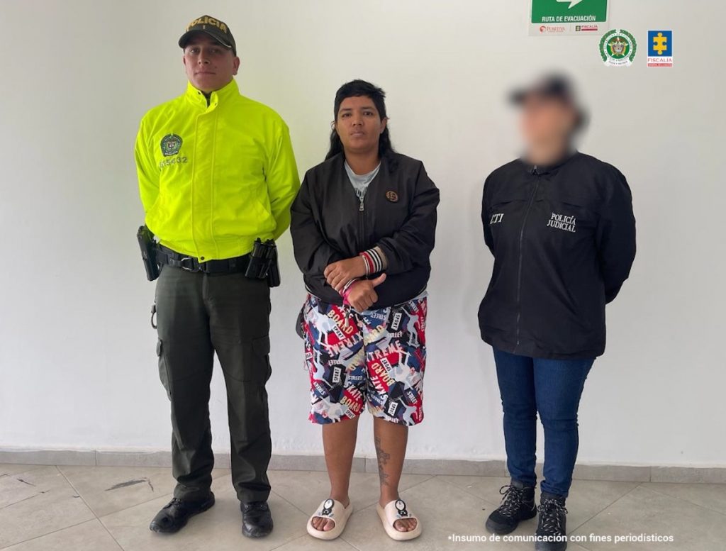 La judicializada se encuentran en custodia por un servidor del Cuerpo Técnico de Investigación (CTI) y un uniformado de la Policía Nacional.