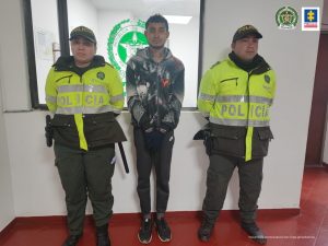 En la imagen aparece una persona capturada entre dos policías.