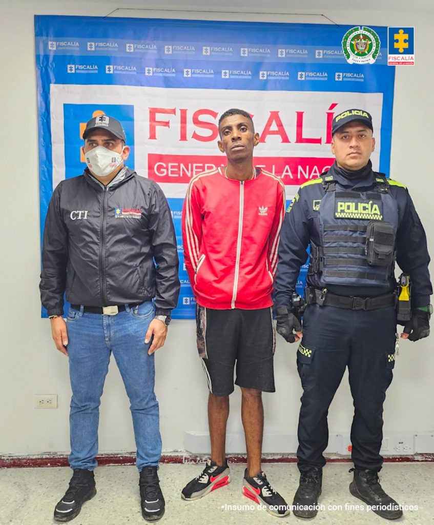 En la fotografía aparece de pie a Yorlan Andrés Viveros Alegría. Viste buso de sudadera de color rojo con rayas blancas en las mangas; pantaloneta negra y zapatillas negras con zuela blanca con rojo. Al lado derecho de él hay un servidor del CTI de la Fiscalía y al lado derecho un uniformado de la Policía Nacional. Detrás de ellos hay un pendón institucional de la Fiscalía.