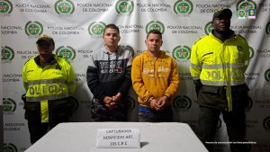 En la fotografía están los hermanos asegurados con dos servidores de la Policía Nacional a los lados