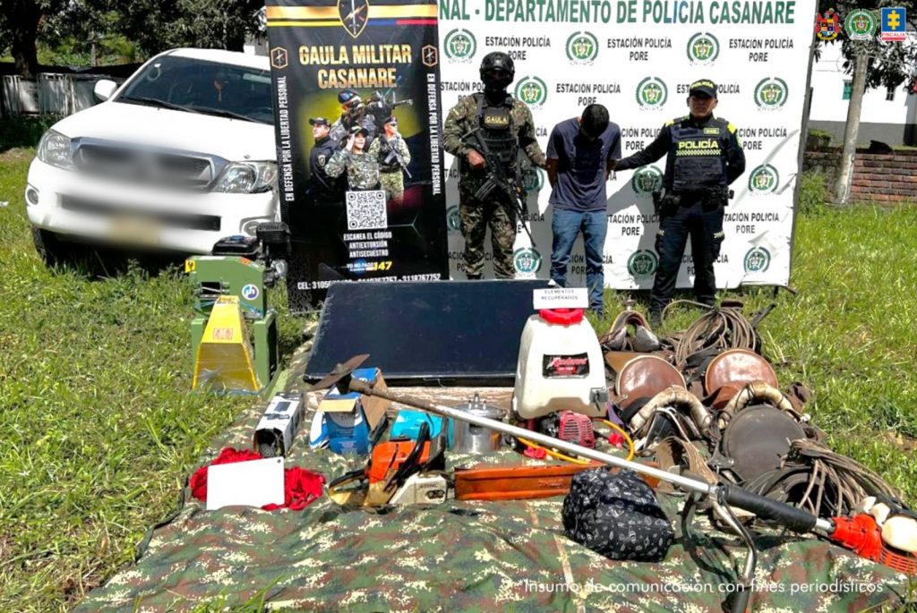 En las imágenes aparecen dos de los tres procesados, con sus manos esposadas y custodiados por uniformados de la policía y el ejército, luego de que fuera capturados en condición de flagrancia.