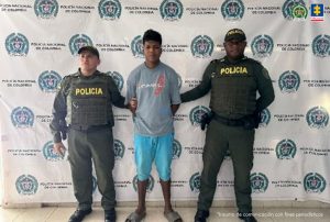 En las fotografías aparecen los capturados junto a agentes de la Policía Nacional. En la parte superior está un banner de la Policía Nacional