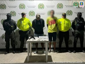 Dos policías custodian a alias Saya tras su captura en el barrio María Eugenia.