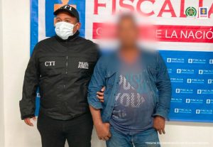 Servidores del CTI y de la Policía Nacional custodian a los dos procesados durante su captura.