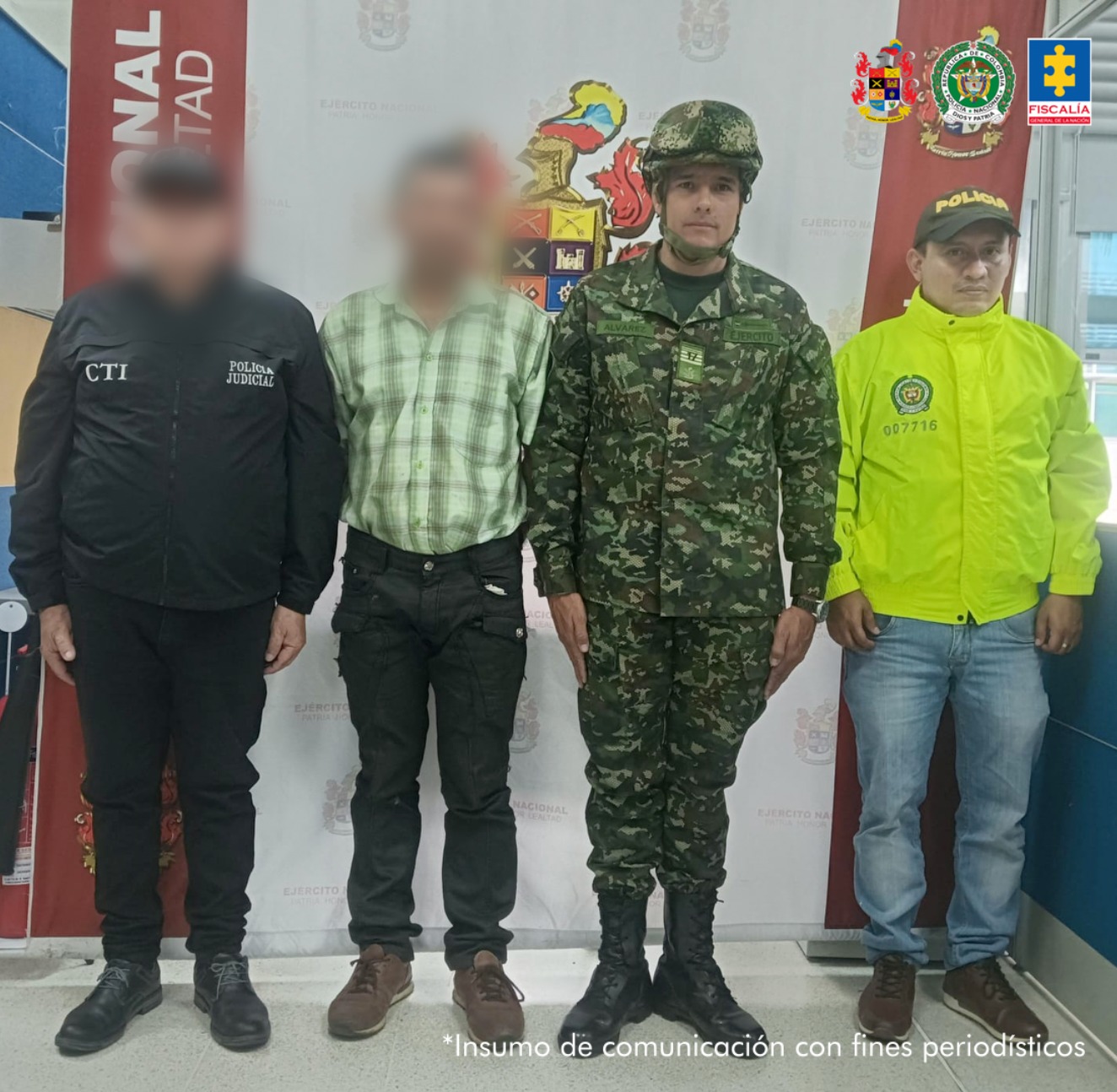 En la imagen se ve una persona detenida en custodia de un integrante del CTI, Ejército y Policía. Detrás suyo un backing institucional.