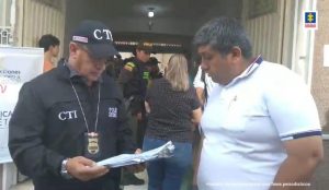 en la imagen se ve un hombre detenido a quien un servidor del Cuerpo Técnico de Investigación (CTI) le está leyendo sus derechos como capturado en vía pública.