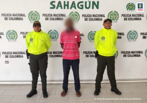 En la imagen se ve una persona detenida entre dos uniformados de la Policía.