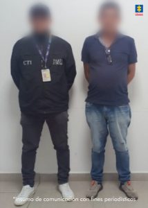En la imagen se ve un hombre detenido bajo custodia de un investigador del CTI.