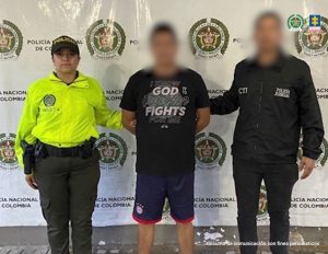 en la imagen se ve una persona detenida bajo custodia de integrantes del CTI, Ejército y Policía. Detrás suyo un backing institucional.