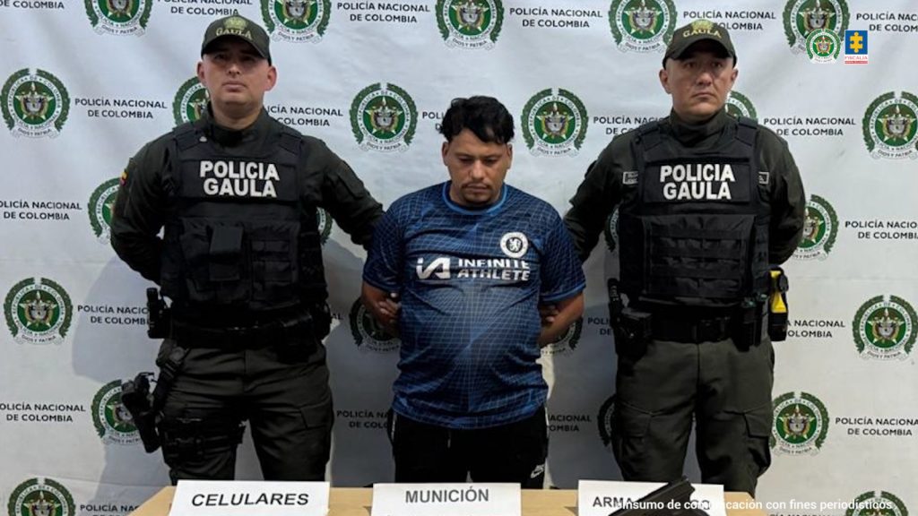 En la foto está el procesado con dos servidores del Gaula de la Policía Nacional a los lados