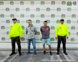 Fiscal Martha Mancera, Martha Mancera, Fiscal Mancera en la imagen se ven dos jóvenes detenidos bajo custodia de integrantes de la Policía Nacional.