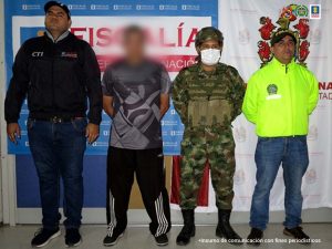 En la imagen se ve una persona detenida bajo custodia de integrantes del CTI, policía y ejército. Detrás suyo backings institucionales.