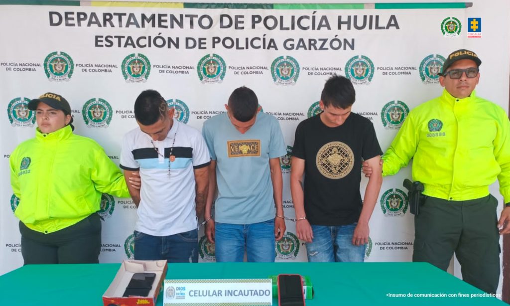 Martha Mancera, Fiscal Mancera, Fiscal Martha Mancera En la imagen se ven tres personas detenidas bajo custodia de dos uniformados de la Policía Nacional.