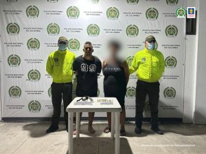 Dos uniformados custodian al procesado tras su capturas en flagrancia.