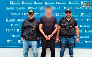 Los capturados están en medio de servidores del CTI de la Fiscalía, la policía y el ejército, esposados y con un pendón institucional de fondo